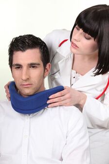Le médecin met le collier du patient sur Shantsz