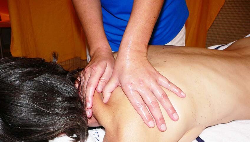 Session de massage pour l'ostéochondose de la colonne cervicale